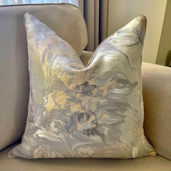 Luxury Champagne and silver waves glam pillow. Size. 22x22 inch - Picture 10 of 11